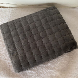 Plišani prekrivač TAMNO SIVI